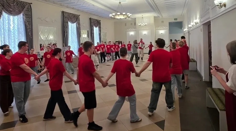 В форуме «Модно-народно» приняли участие 100 молодых брянских талантов
