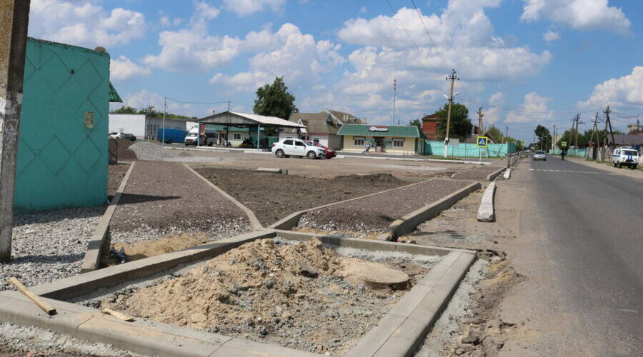 Привокзальную площадь преображают в центре посёлка Комаричи