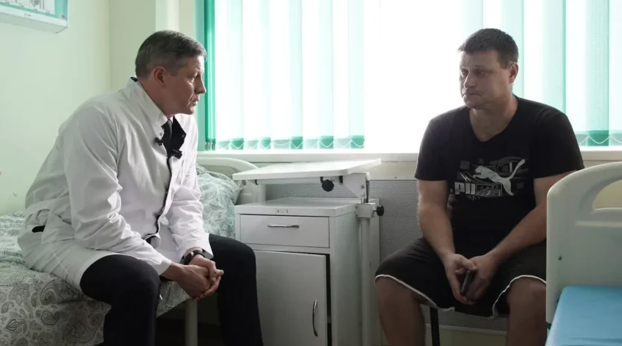 Егор Ковальчук навестил в больнице пострадавших от атаки на пассажирский автобус