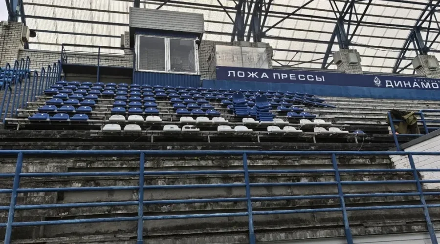 На брянском стадионе «Динамо» ремонтируют южную трибуну