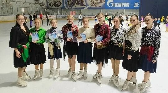 Юные брянские фигуристы подарили зрителям «Яркие краски холодного льда»