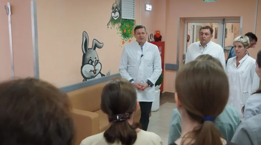 Егор Ковальчук посетил Брянскую областную детскую больницу в День медицинского работника