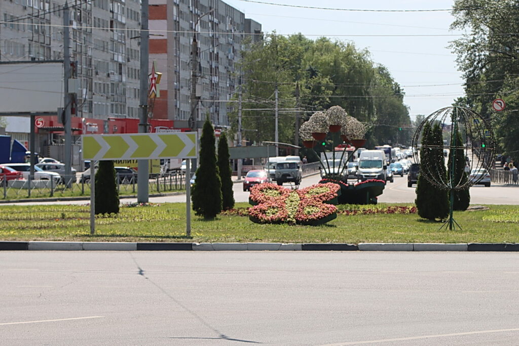 Разворотное кольцо у самолёта украсили три тысячи цветов