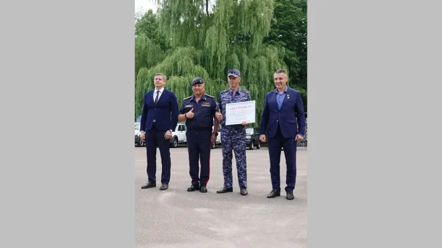 Правительство Брянской области передало Росгвардии 10 автомобилей «Нива» и «УАЗ»