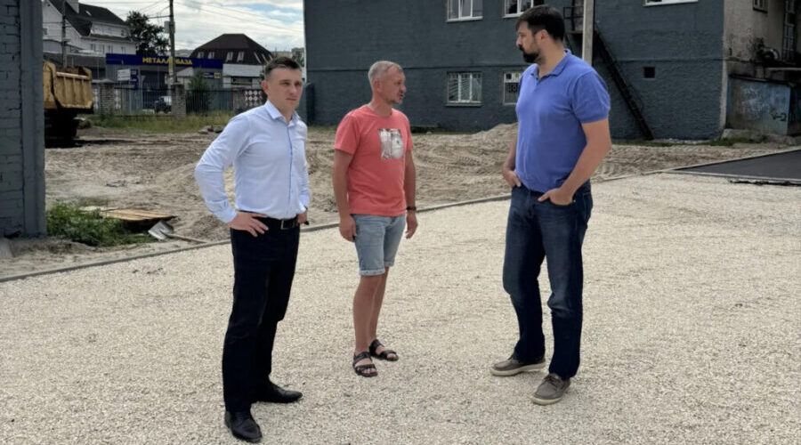 В Брянске асфальтируют «умную» спортивную площадку