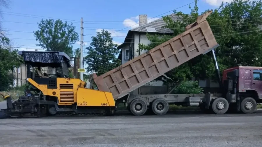 Брянские специалисты ремонтируют дороги в подшефной Брянке