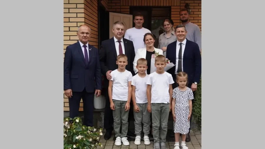 Егор Ковальчук посетил многодетную семью Ипполитовых