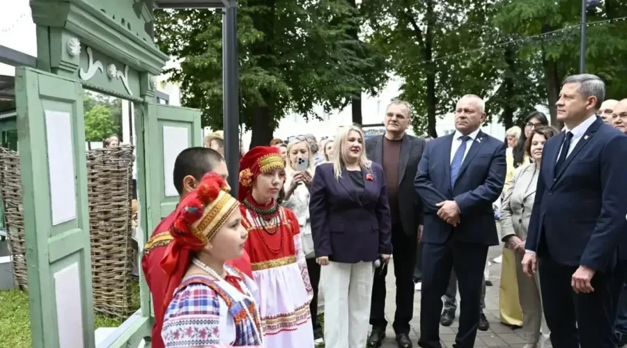 Сокровища деревянной резьбы показали в День Брянской области в Майском парке