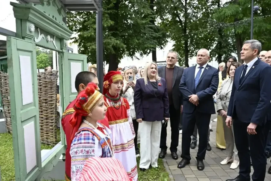 Сокровища деревянной резьбы показали в День Брянской области в Майском парке