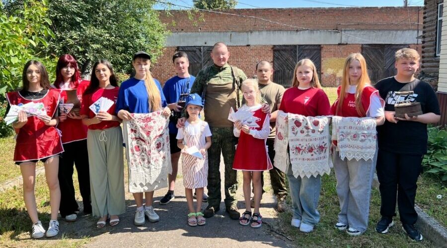 Климовская библиотека пополнилась уникальными старинными предметами