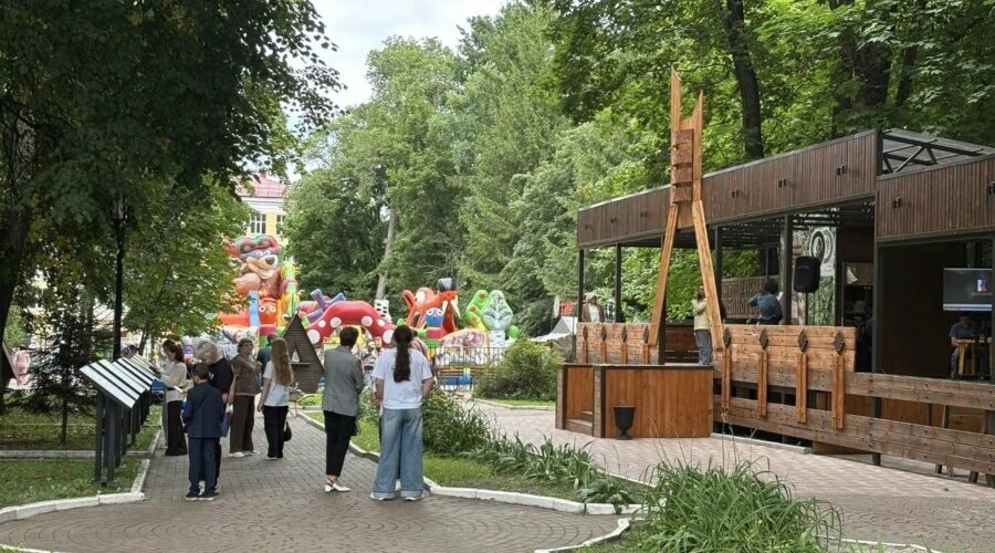  В брянском парке Толстого ожили деревянные скульптуры