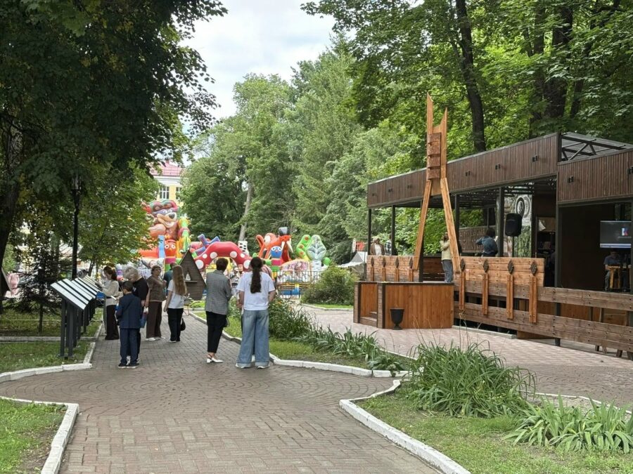  В брянском парке Толстого ожили деревянные скульптуры