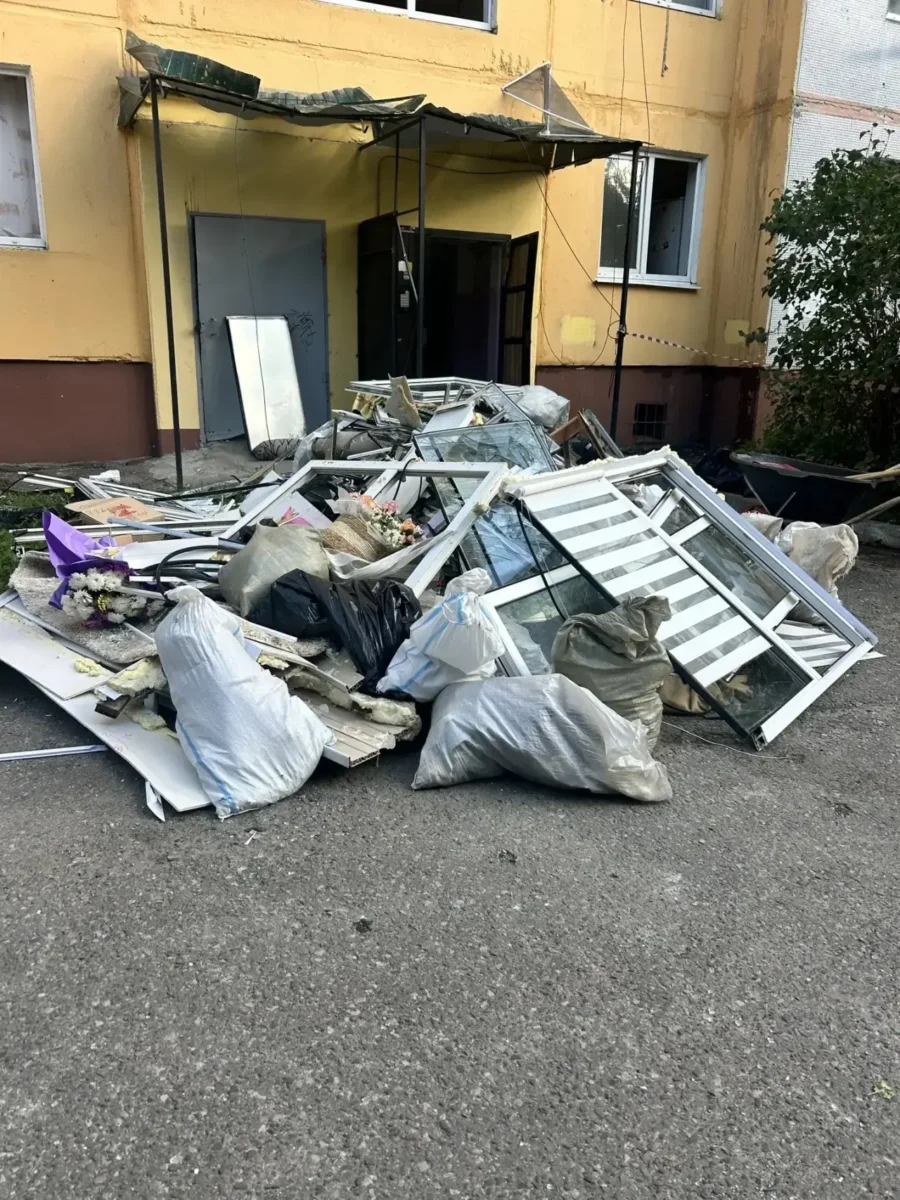 В Брянске волонтерские организации проводят уборку дворовой территории пострадавшего дома