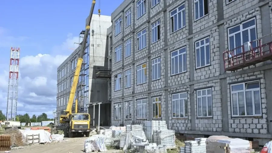 В Брянске продолжается возведение школы, рассчитанной на 1225 учеников