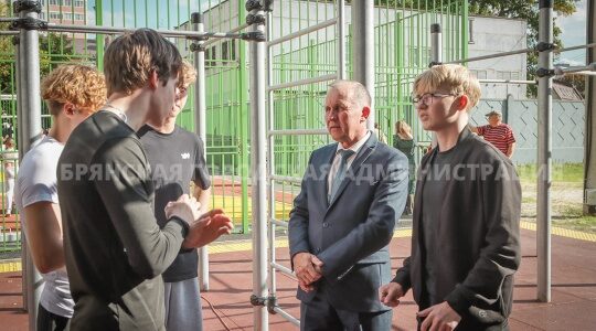 Александр Макаров открыл первую в Брянске «умную» спортивную площадку
