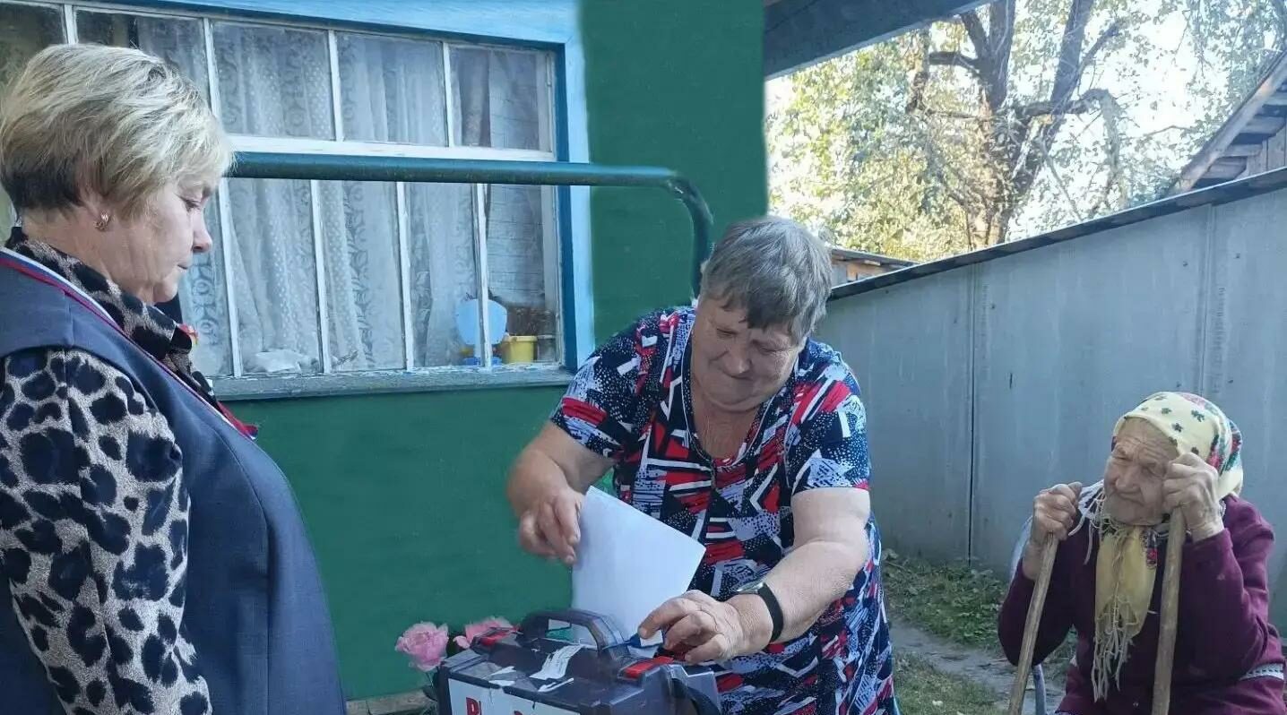 На дому проголосовали старейшие жители Митьковского сельского поселения