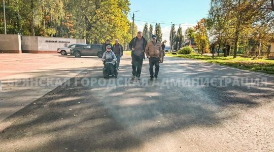 На въезде к Воинскому мемориалу по ул. Почтовой обустроена парковка
