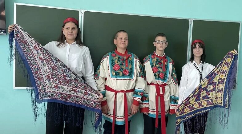 О народных костюмах Брянщины рассказали климовским школьникам