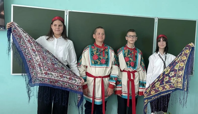 О народных костюмах Брянщины рассказали климовским школьникам