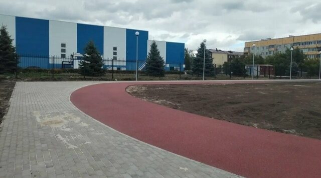 В Трубчевске продолжаются работы по благоустройству спортплощадки благодаря нацпроекту