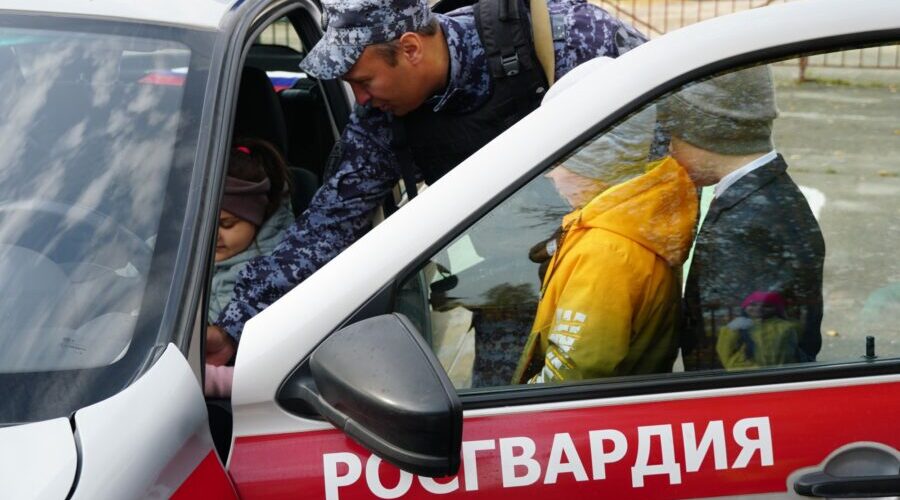 Росгвардейцы провели для школьников урок по безопасности дорожного движения в Брянске