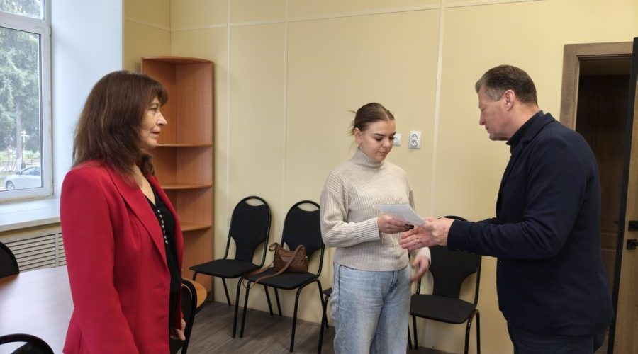Сироте из Трубчевска вручили жилищный сертификат