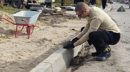 В Клетне обустраивают новый тротуар